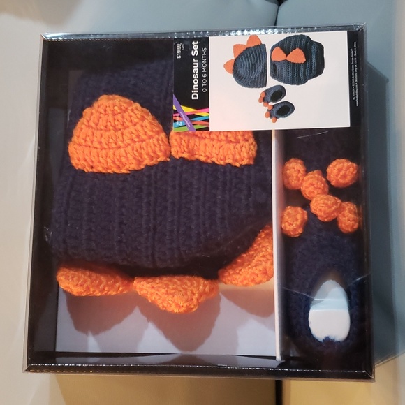 Crocheted 0-6 months Dinosaur Set NWT - Picture 1 of 4